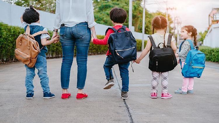 niños-con-mochilas